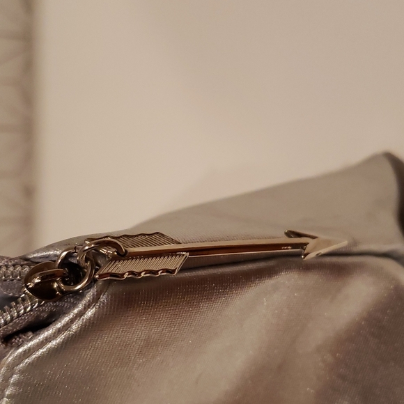 Silver makeup pouch - Picture 3 of 4